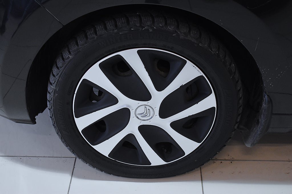Vehicle Image 25