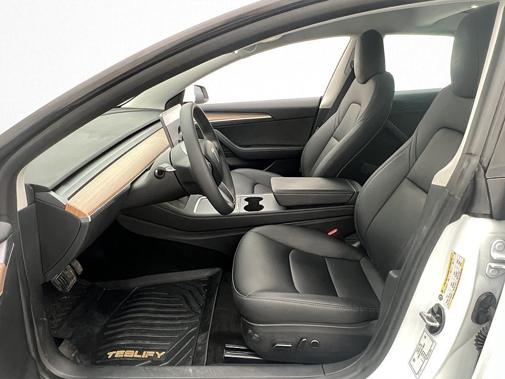 Vehicle Image 25