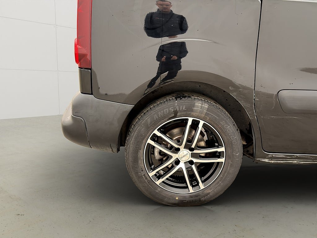 Vehicle Image 27