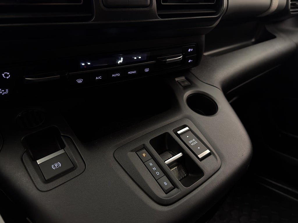 Vehicle Image 25