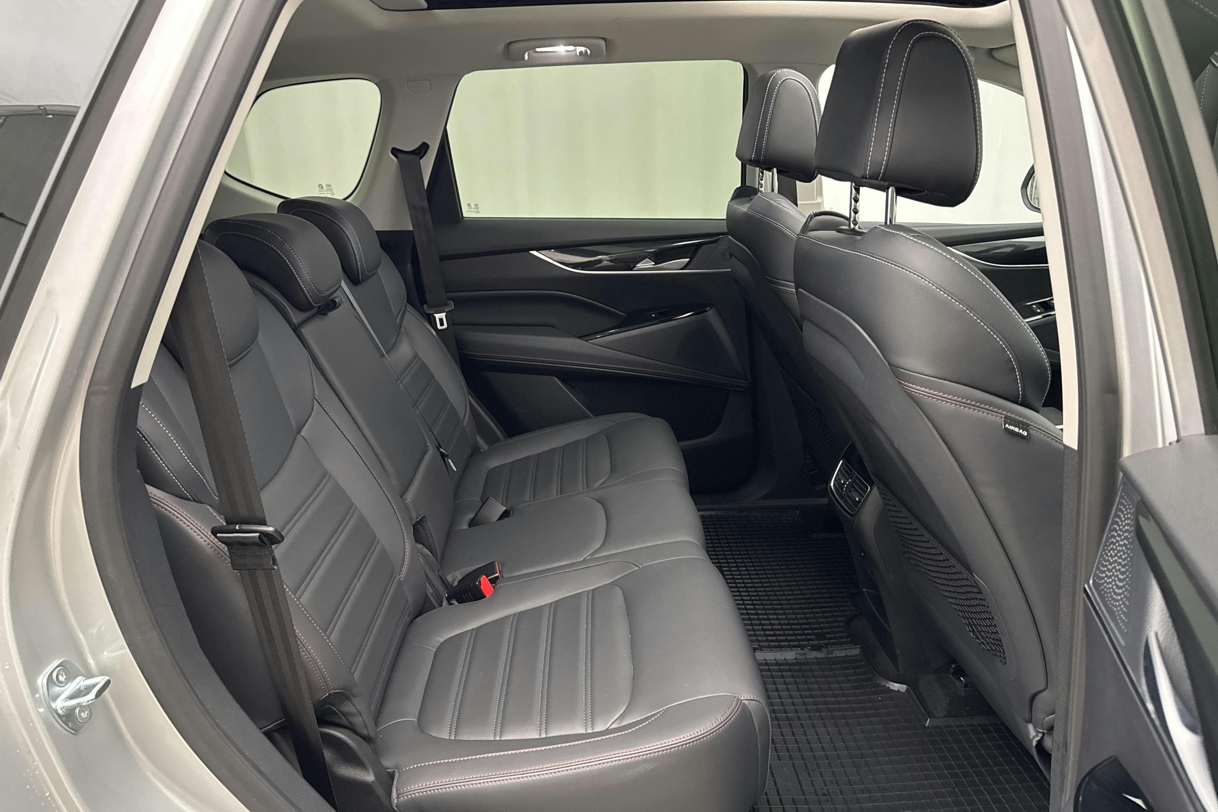 Vehicle Image 8