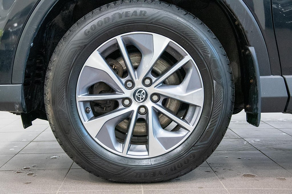 Vehicle Image 25