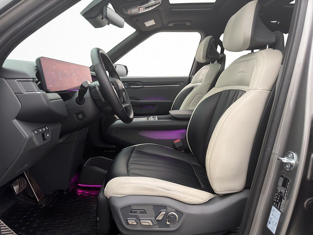 Vehicle Image 9