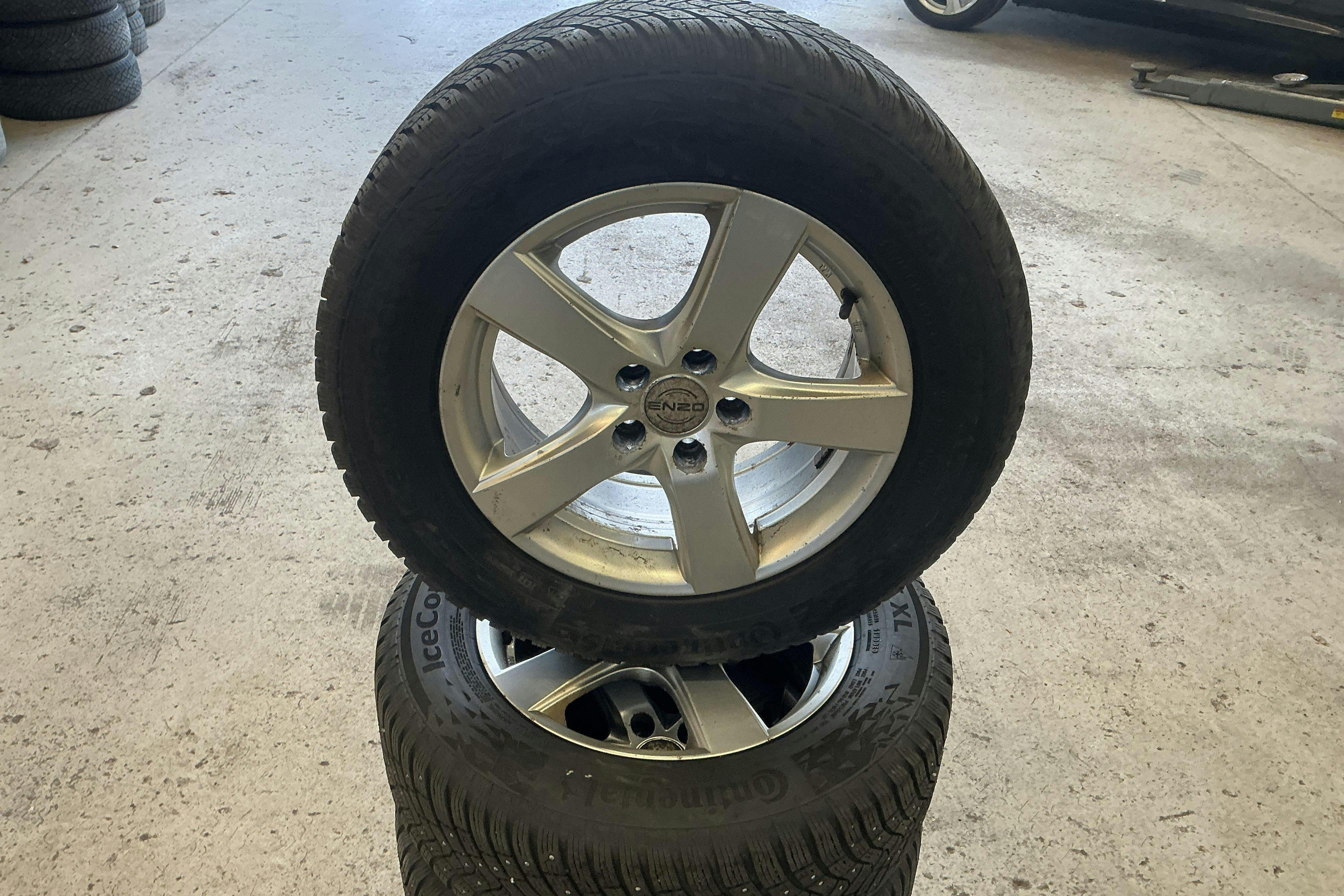Vehicle Image 12