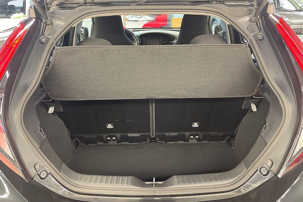Vehicle Image 12