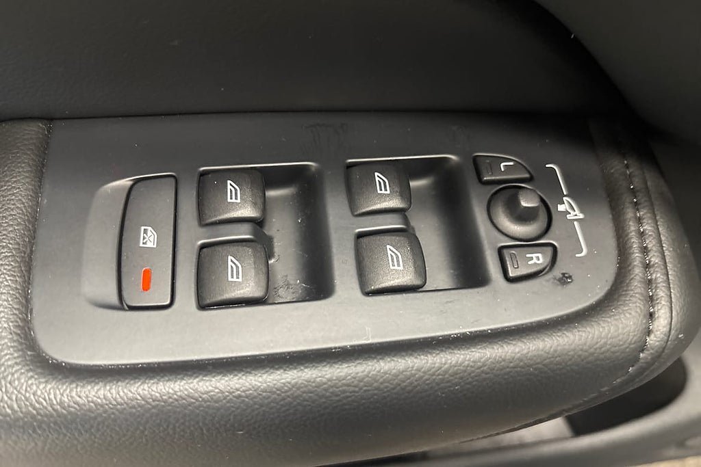 Vehicle Image 25
