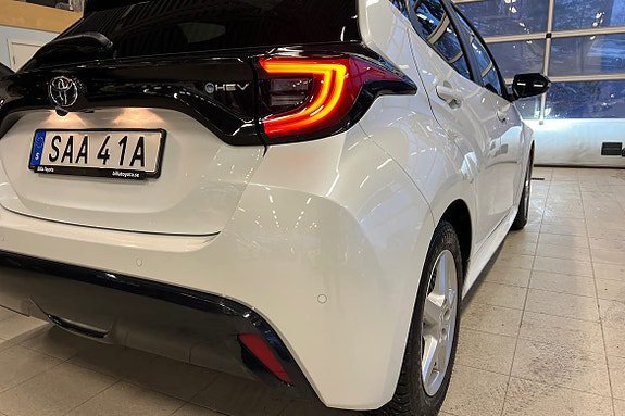 Vehicle Image 25