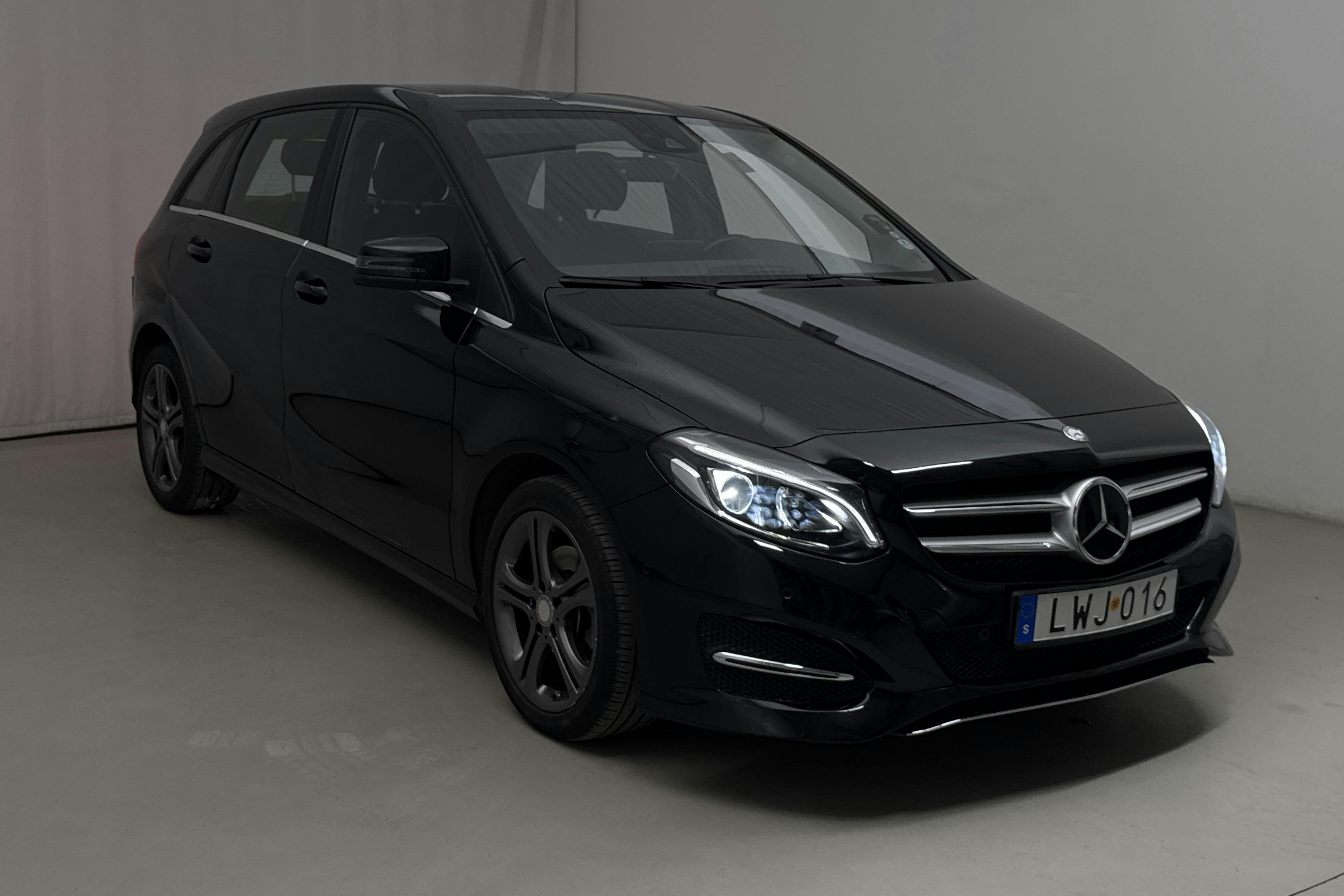 Vehicle Image 16