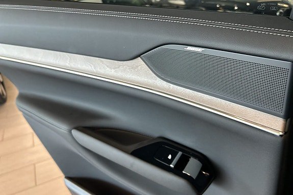 Vehicle Image 24