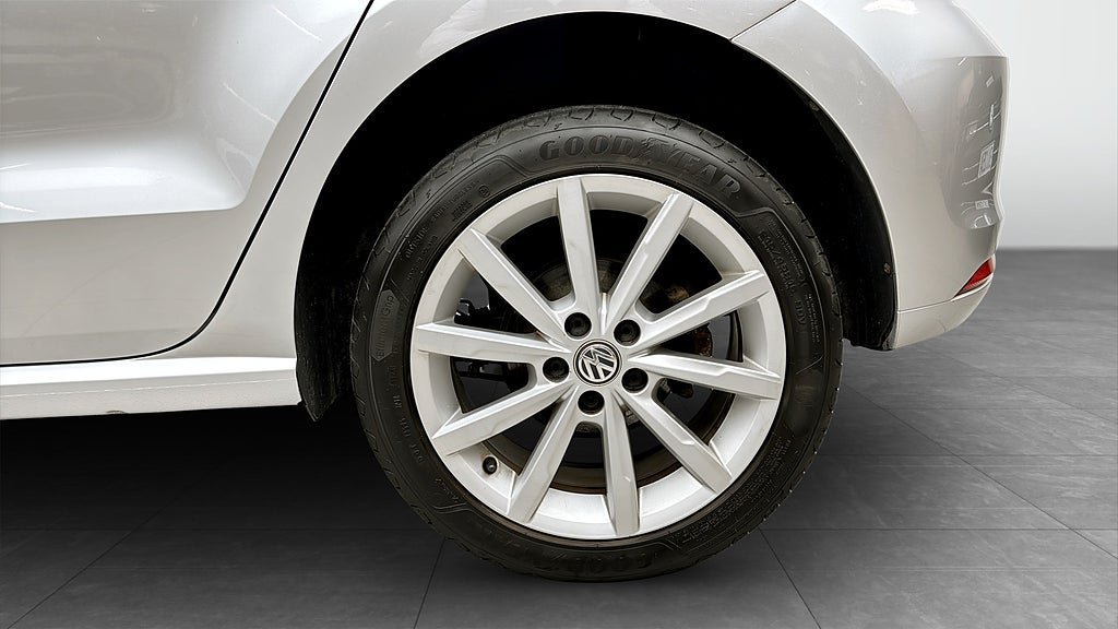 Vehicle Image 6