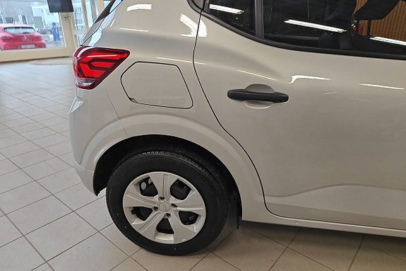 Vehicle Image 12