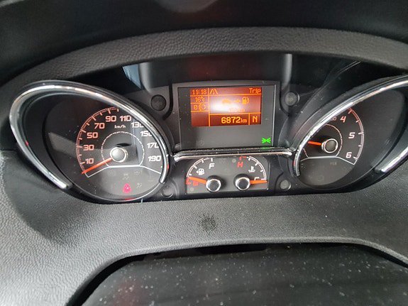 Vehicle Image 25