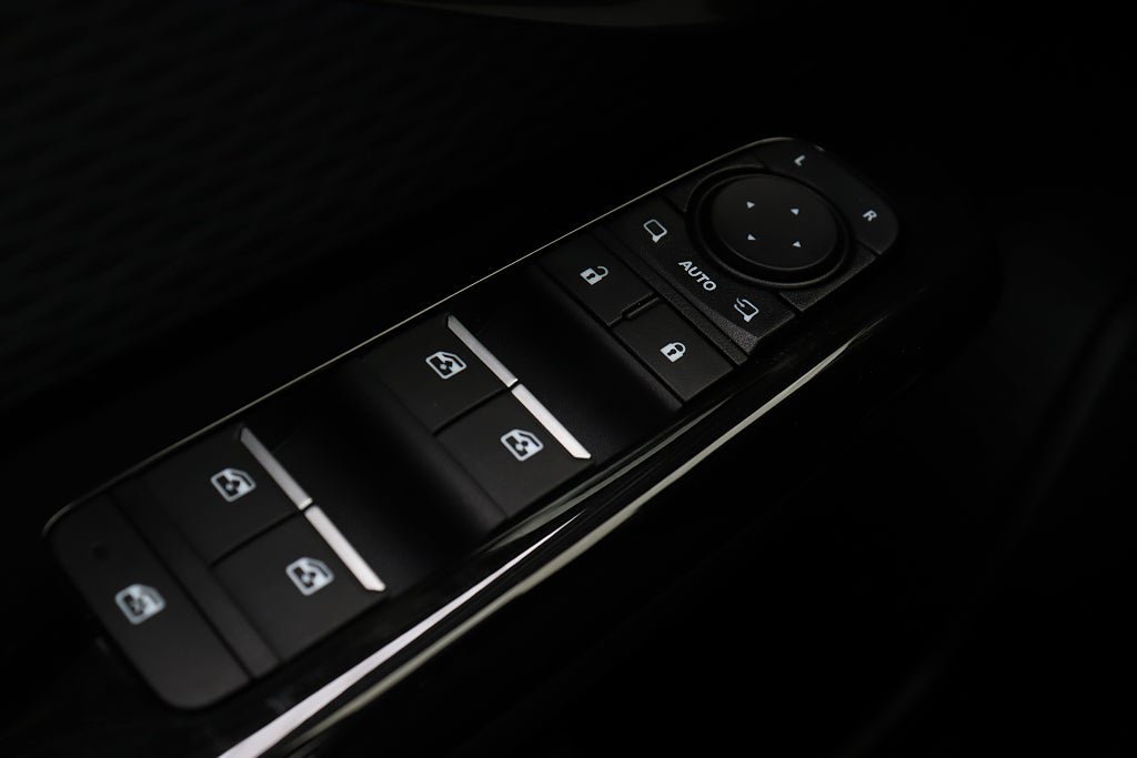 Vehicle Image 25