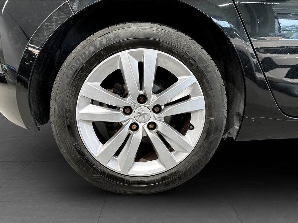 Vehicle Image 16