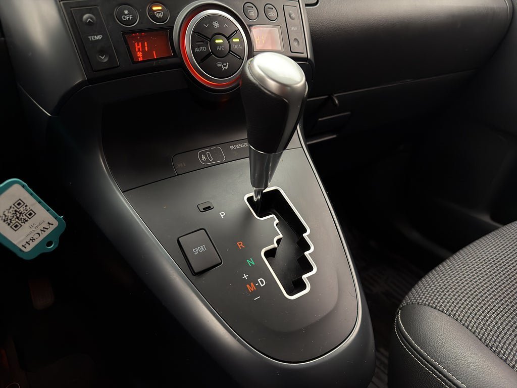 Vehicle Image 25