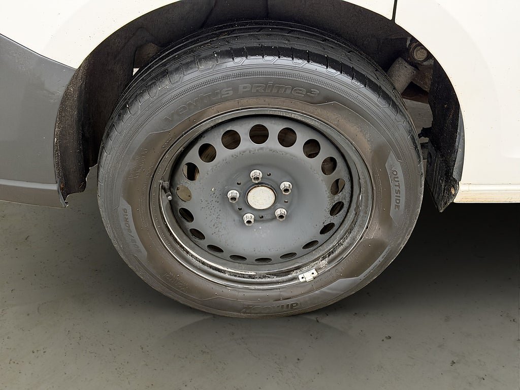 Vehicle Image 32
