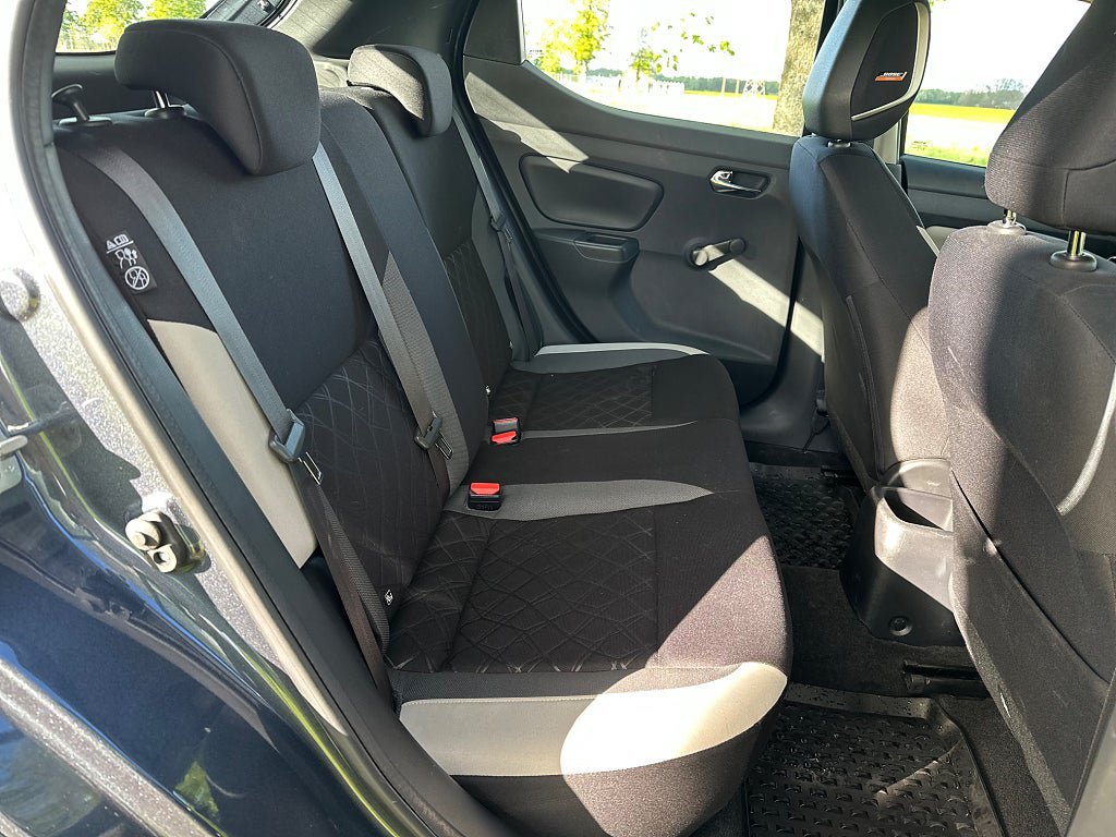 Vehicle Image 12