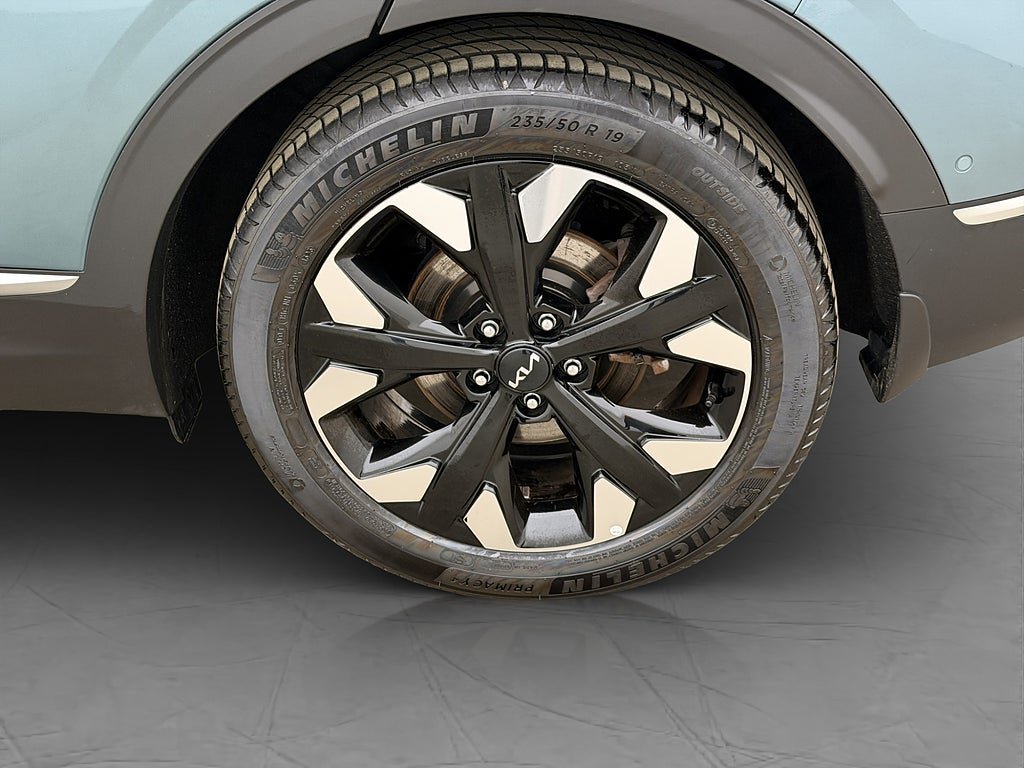 Vehicle Image 32