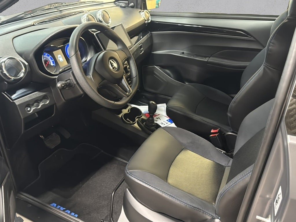 Vehicle Image 10