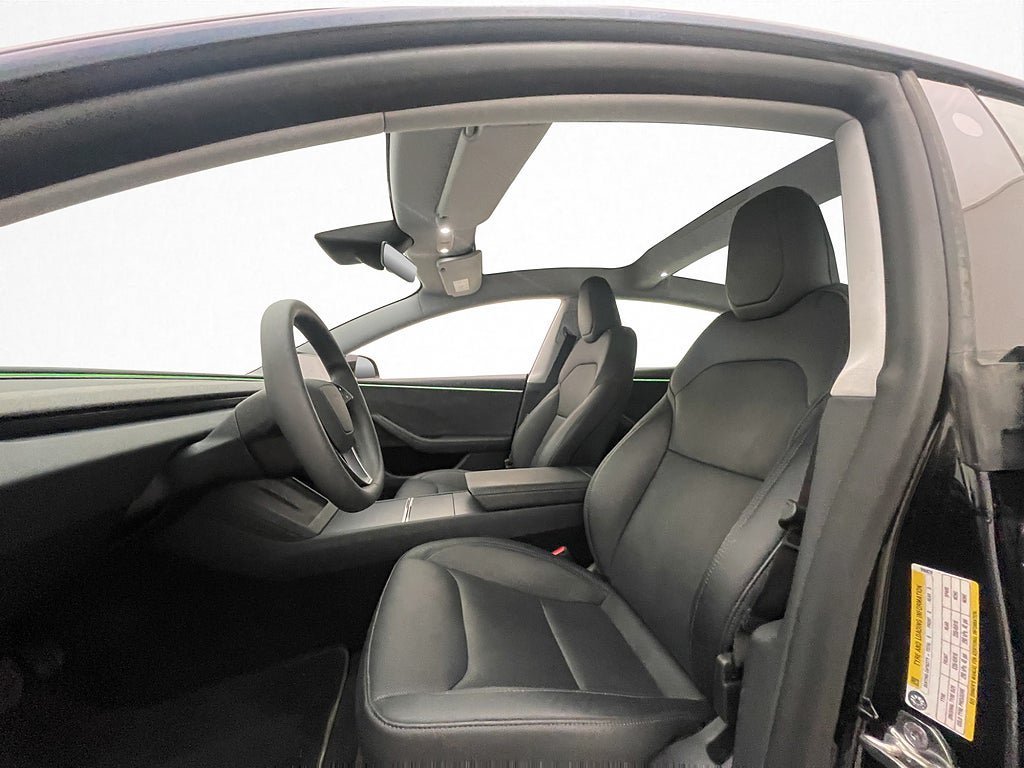 Vehicle Image 25