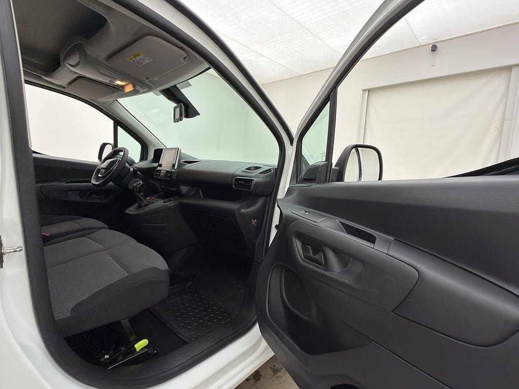 Vehicle Image 25