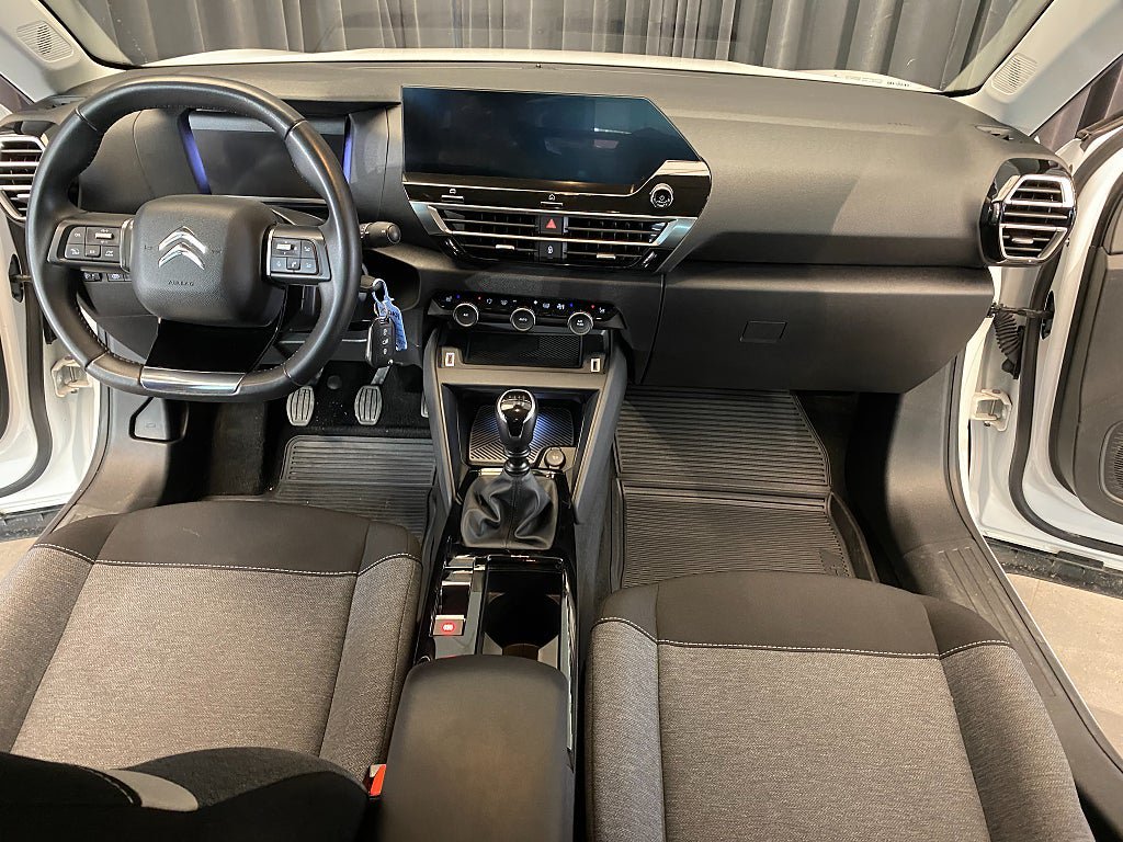 Vehicle Image 32