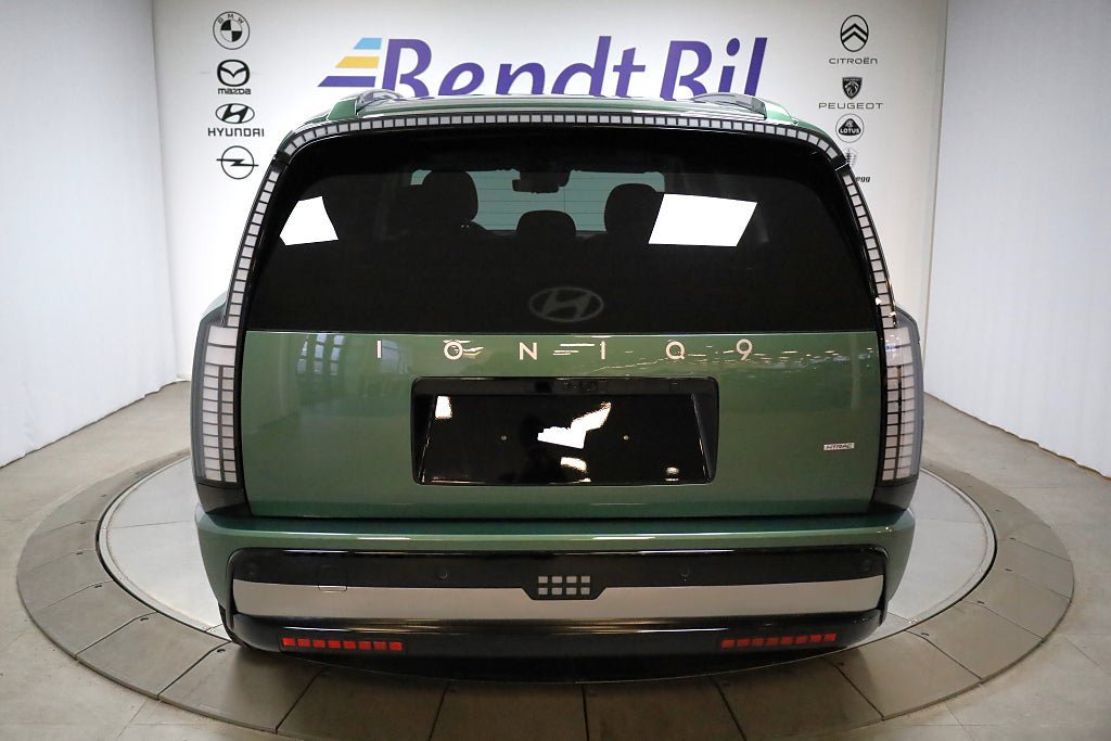 Vehicle Image 9