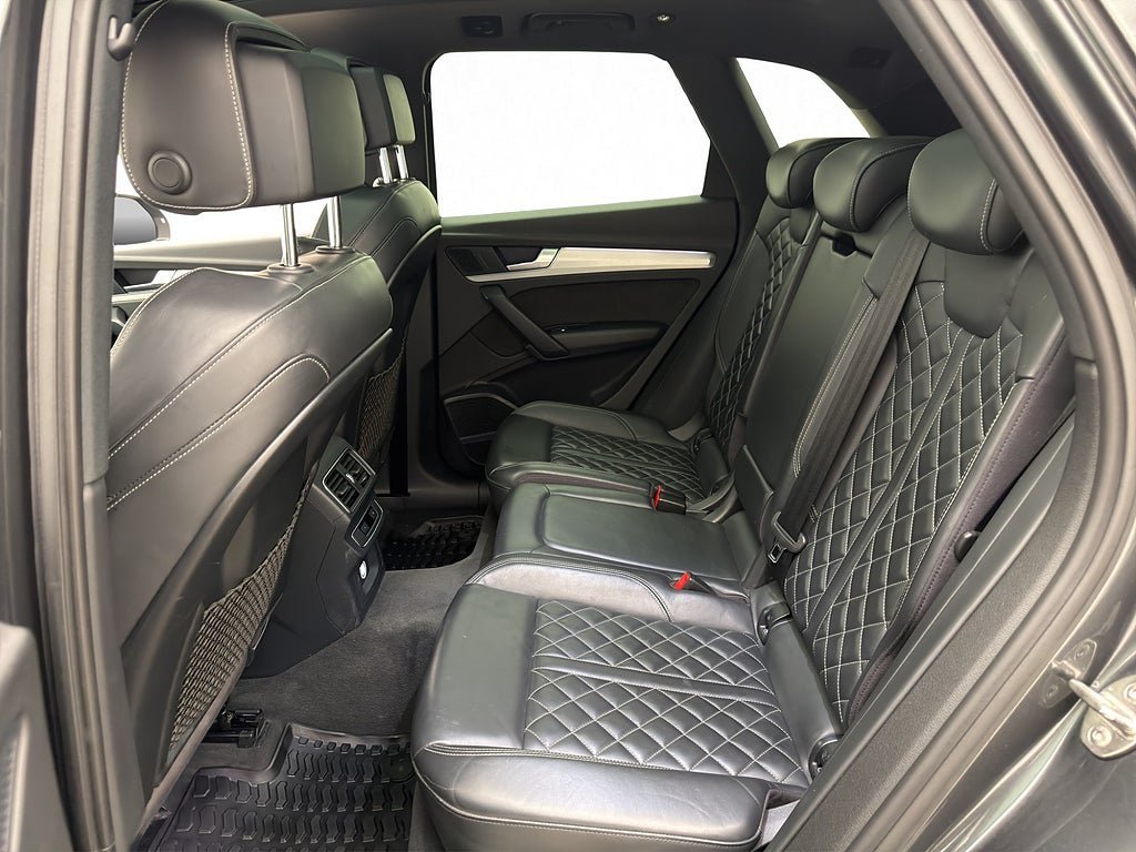 Vehicle Image 32