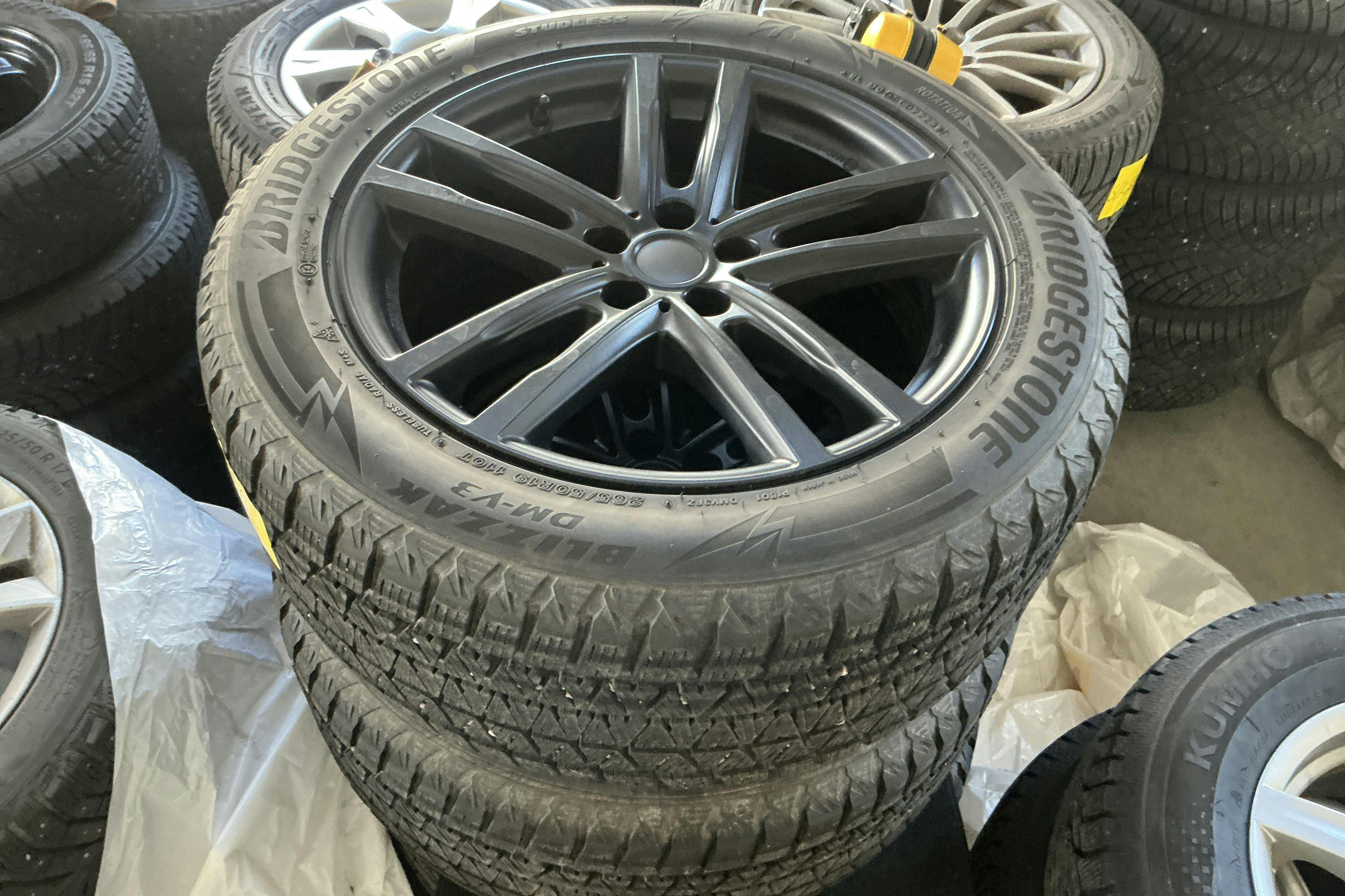 Vehicle Image 25