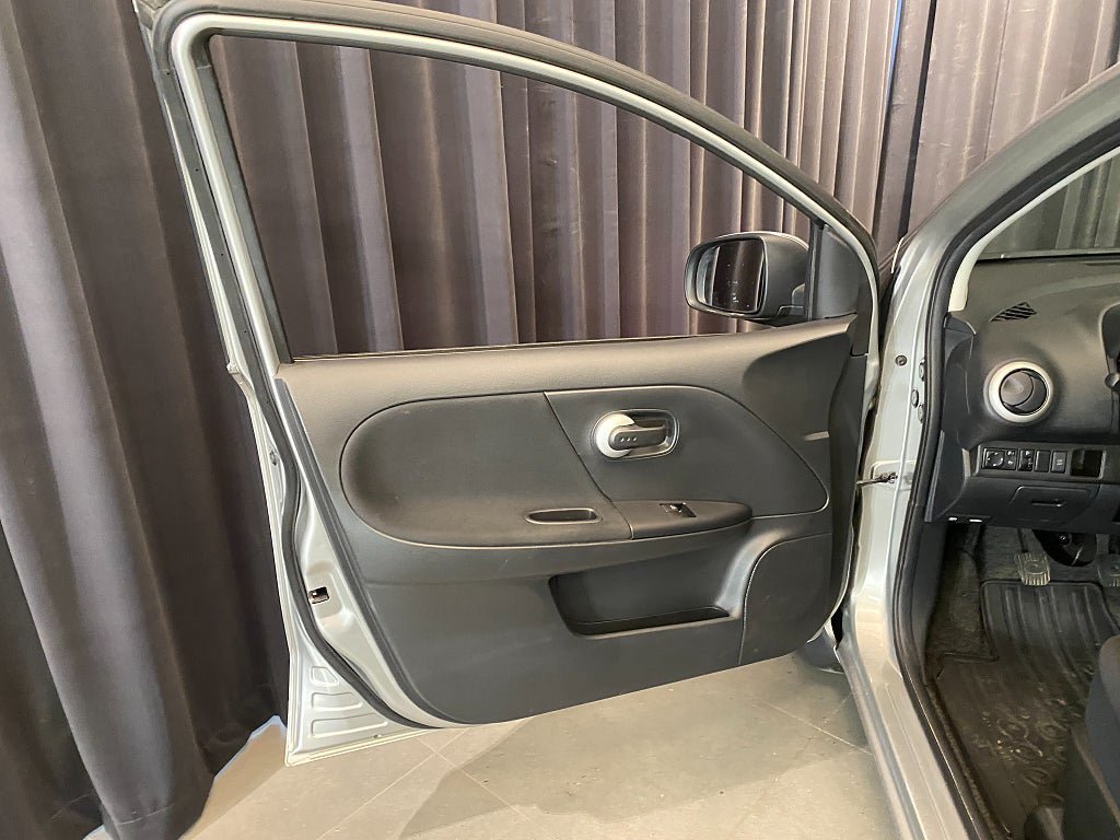 Vehicle Image 13