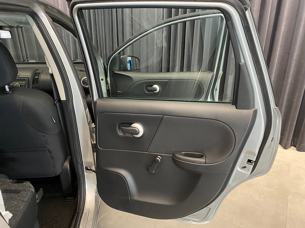 Vehicle Image 16