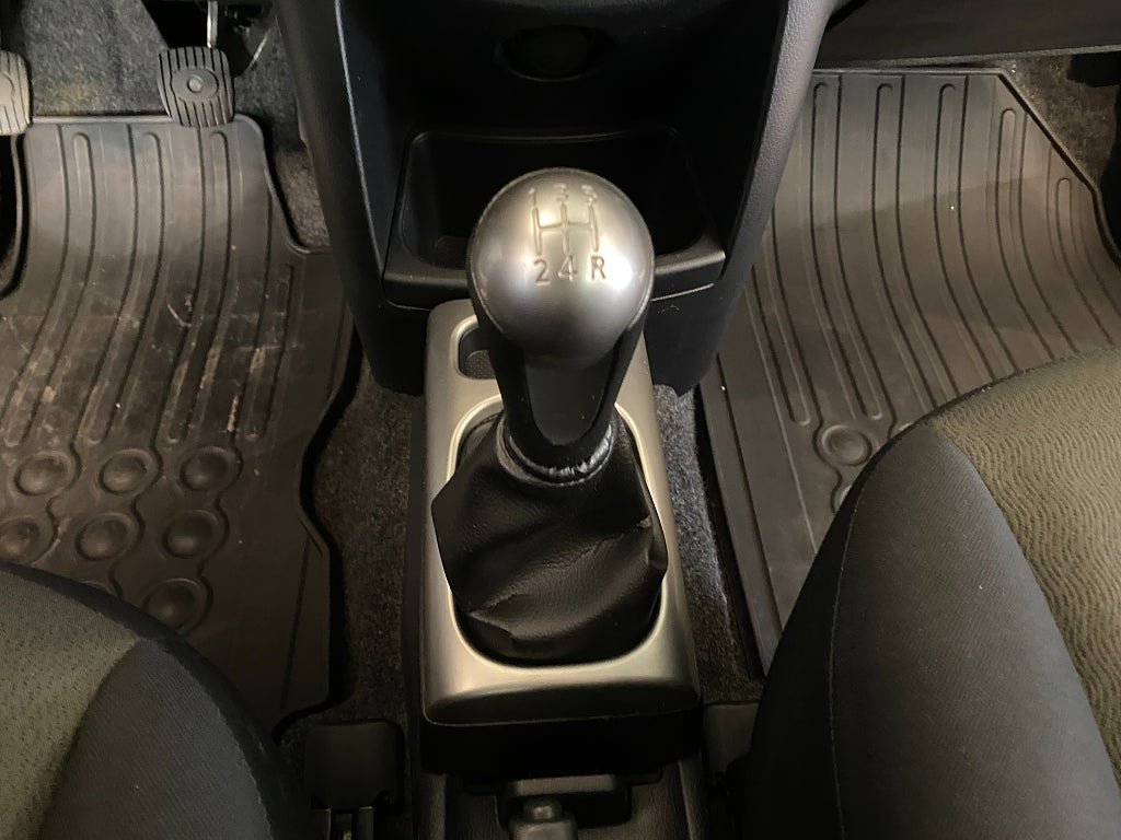 Vehicle Image 25