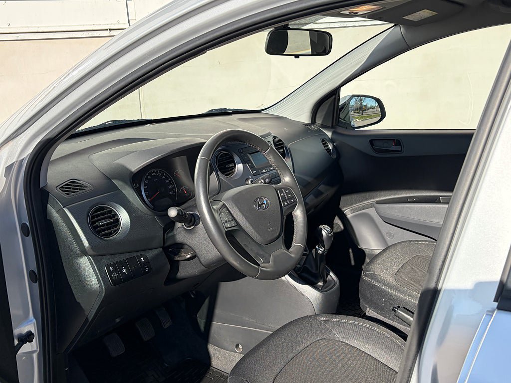 Vehicle Image 6