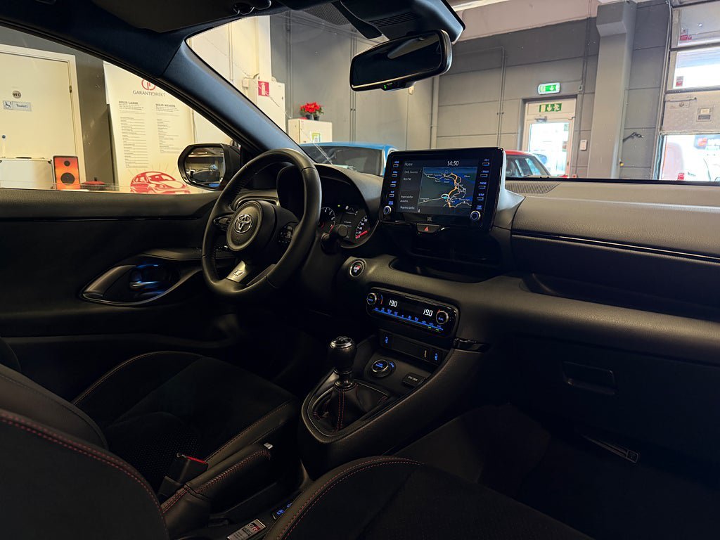 Vehicle Image 25