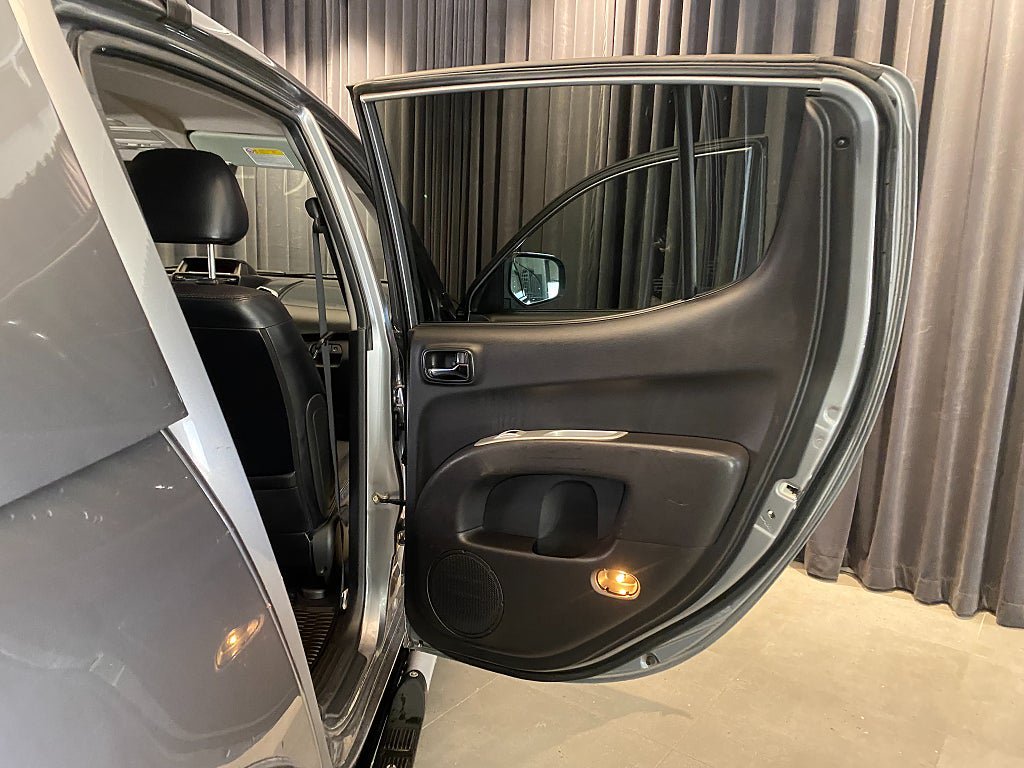 Vehicle Image 23