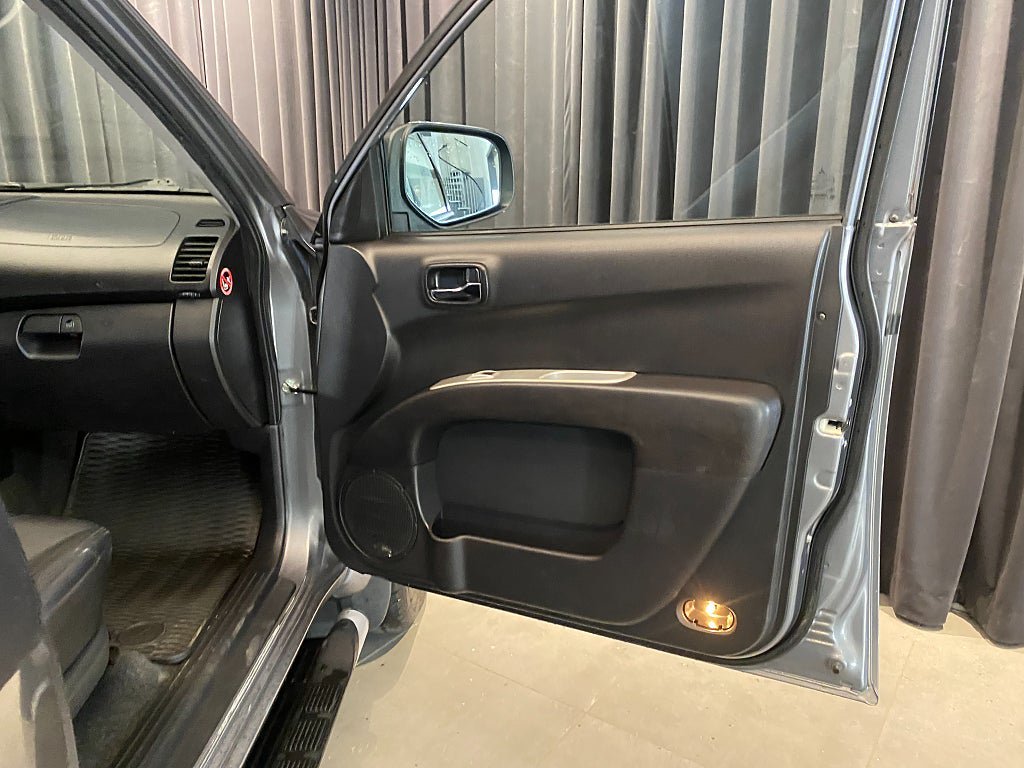 Vehicle Image 25