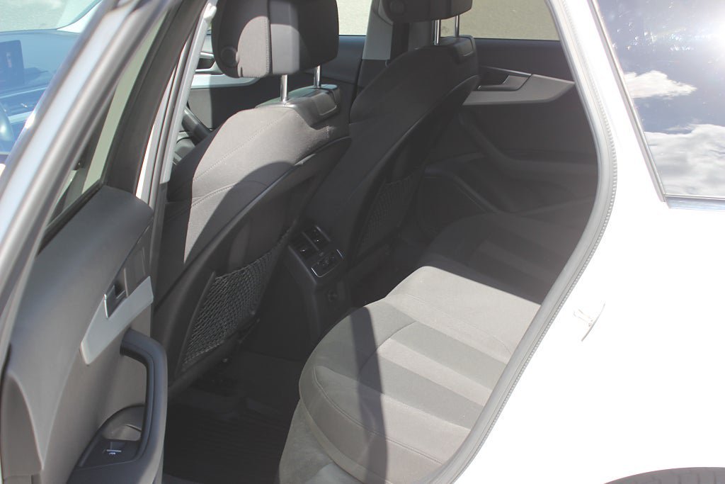Vehicle Image 25
