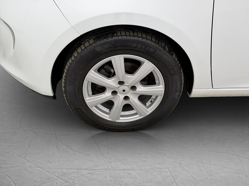 Vehicle Image 25