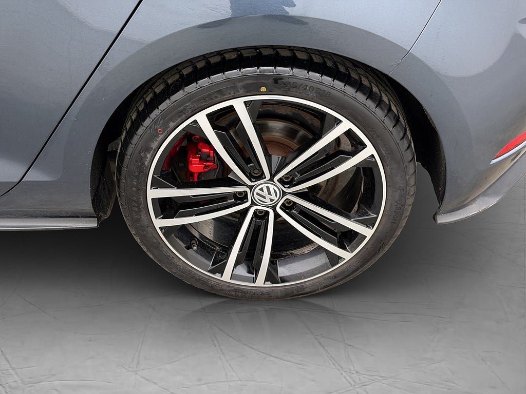 Vehicle Image 25