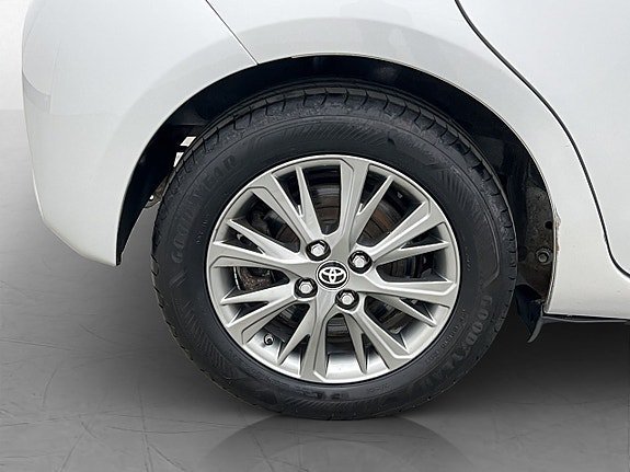 Vehicle Image 25