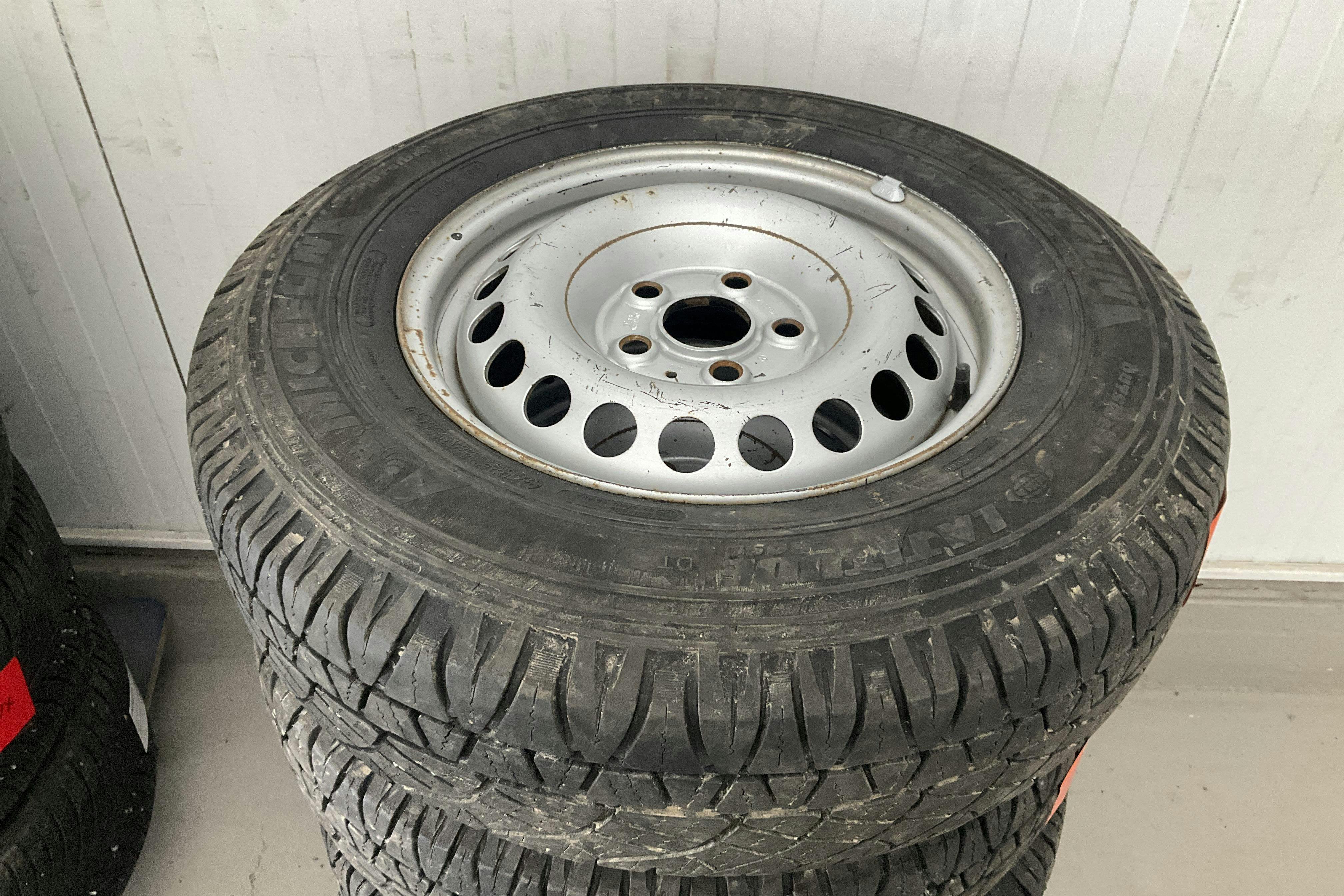 Vehicle Image 16