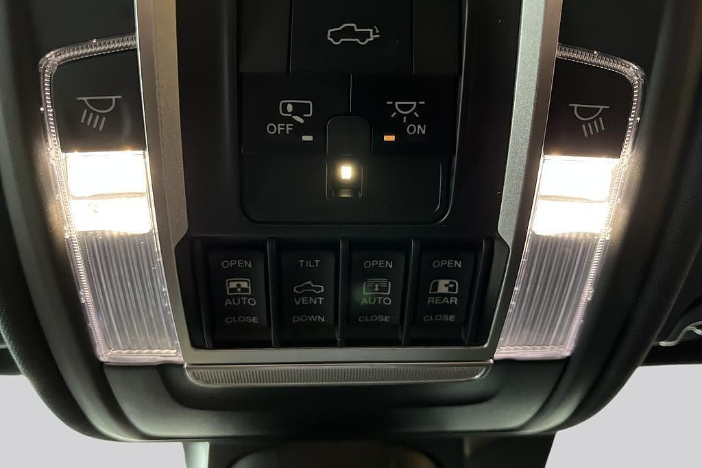 Vehicle Image 32