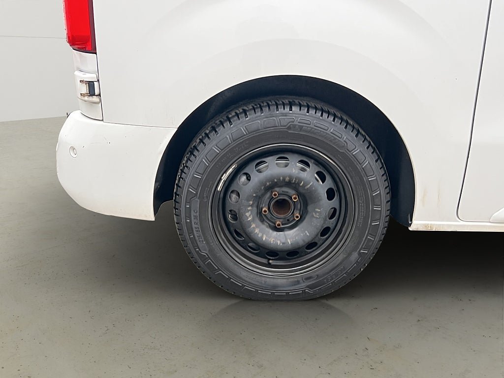 Vehicle Image 32