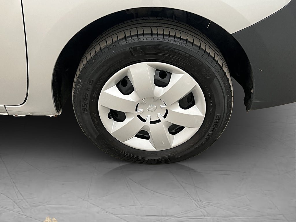 Vehicle Image 25