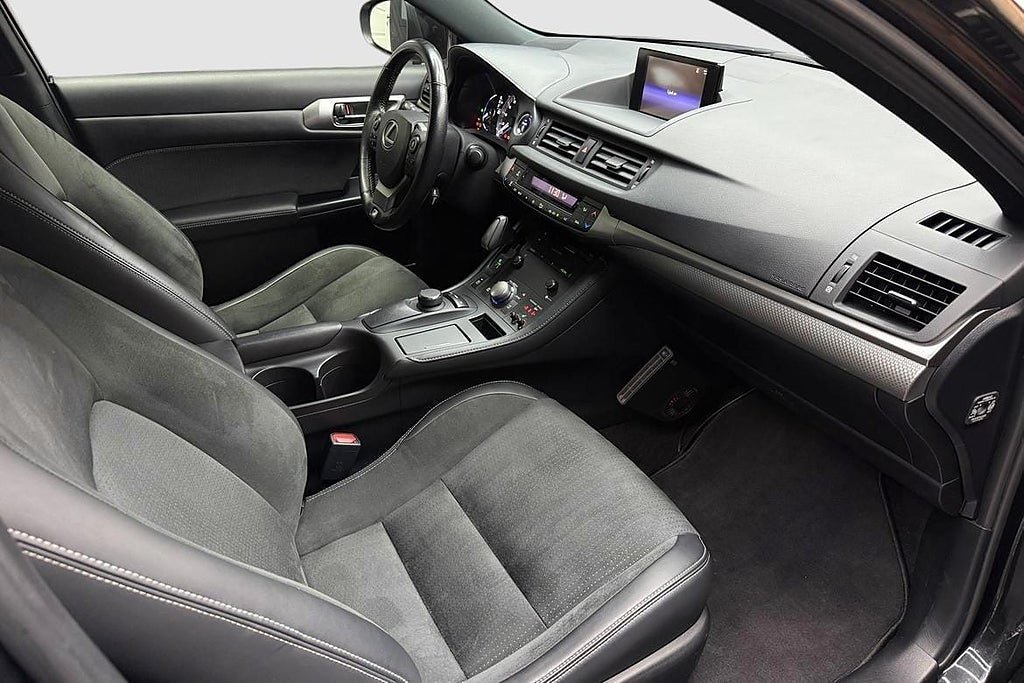 Vehicle Image 12