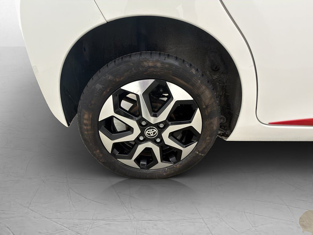 Vehicle Image 12