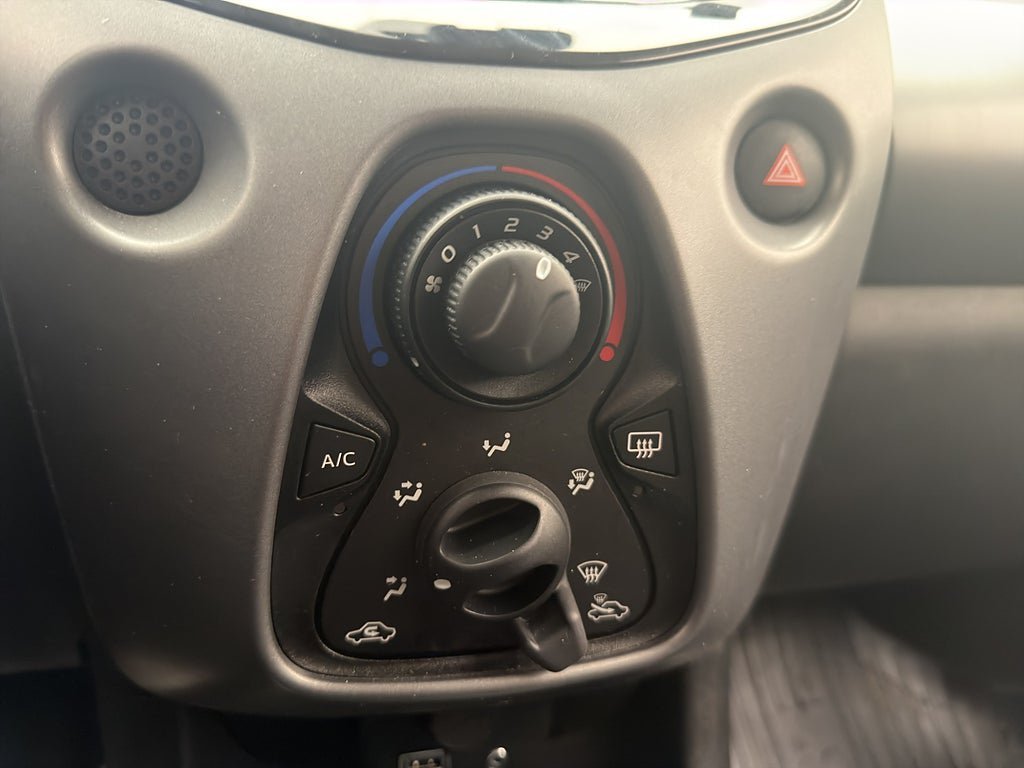 Vehicle Image 25
