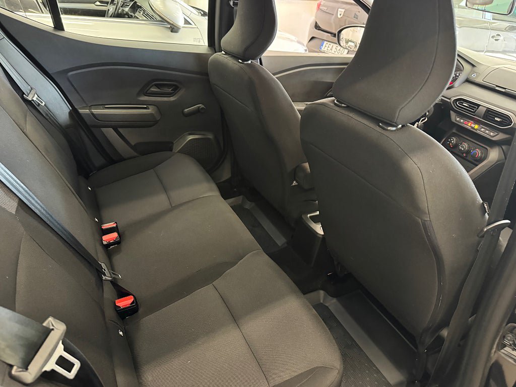 Vehicle Image 16