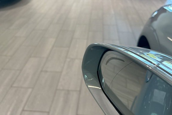 Vehicle Image 25