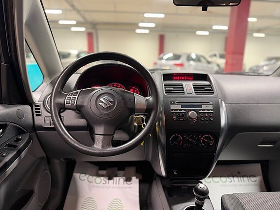 Vehicle Image 12